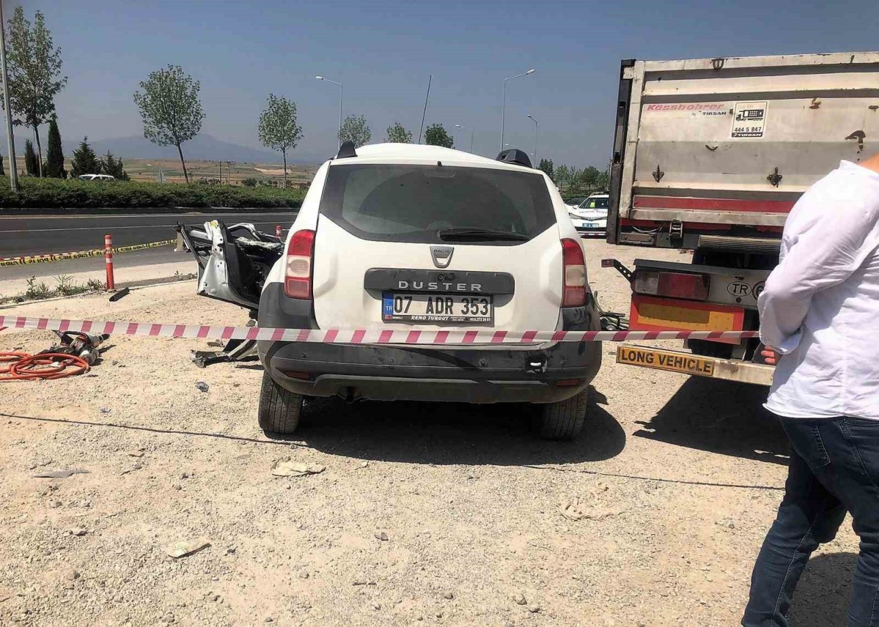 Tıra saplanan aracın sürücüsü feci şekilde can verdi