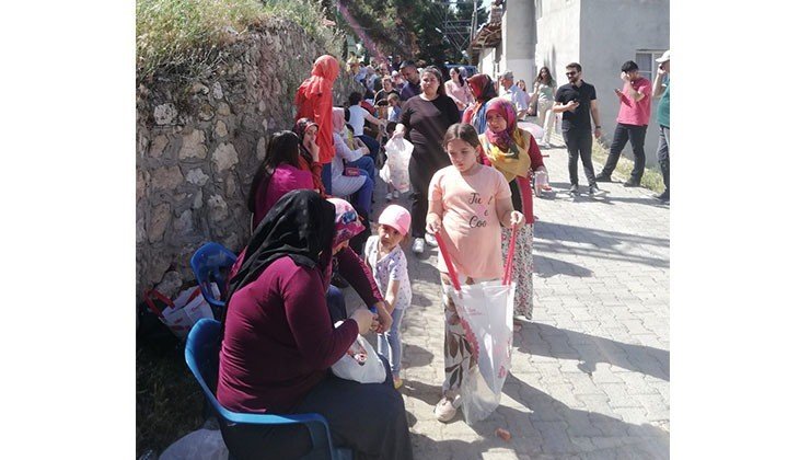 Binlerce çocuk ‘Çörek Derme’ye akın etti