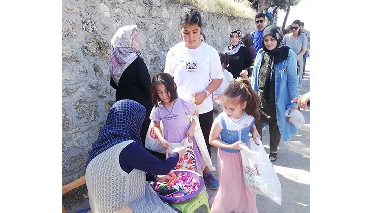 Binlerce çocuk ‘Çörek Derme’ye akın etti