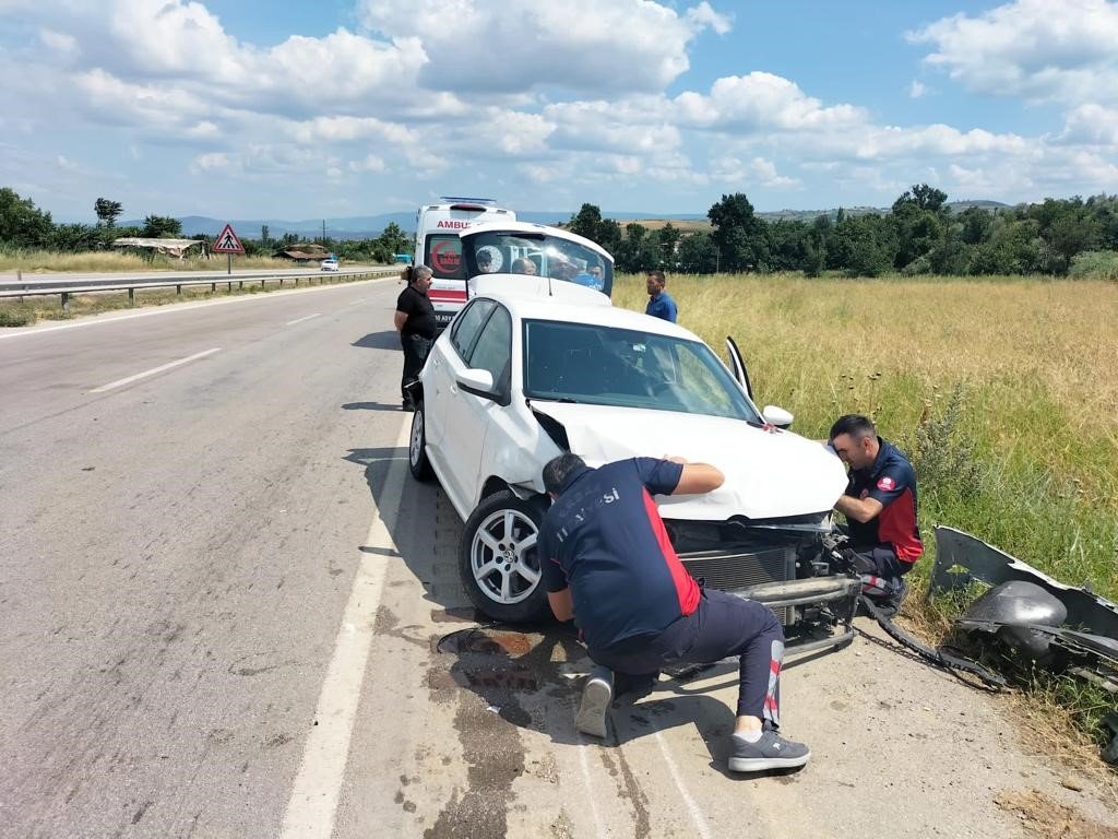 Bariyerlere çarpan araçta bulunan 4 kişi yaralandı