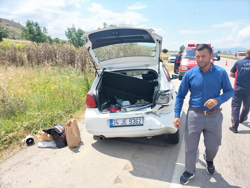 Bariyerlere çarpan araçta bulunan 4 kişi yaralandı