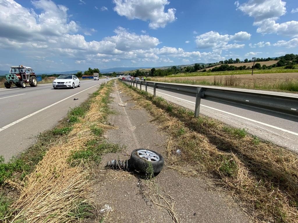 Bariyerlere çarpan araçta bulunan 4 kişi yaralandı