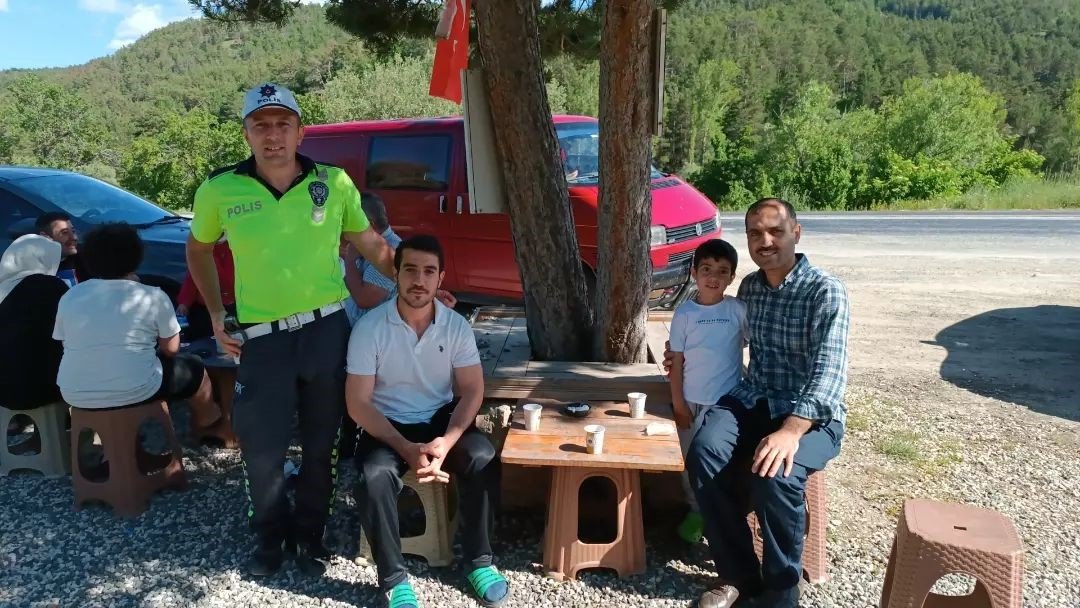 Trafik ekiplerinden sürücülere çay molası