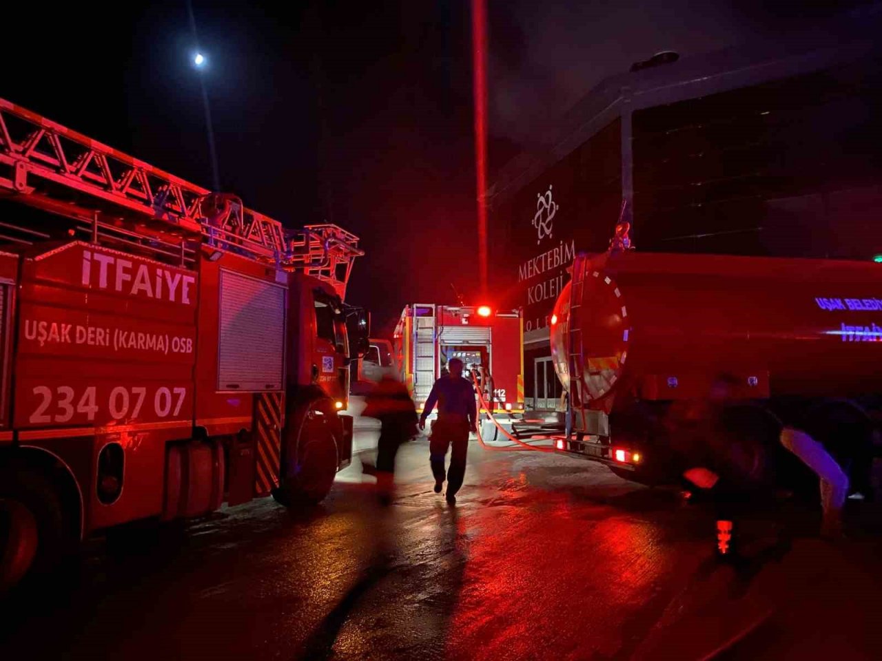 Tadilat sırasında yangın çıkan okuldan yükselen alevler geceyi aydınlattı