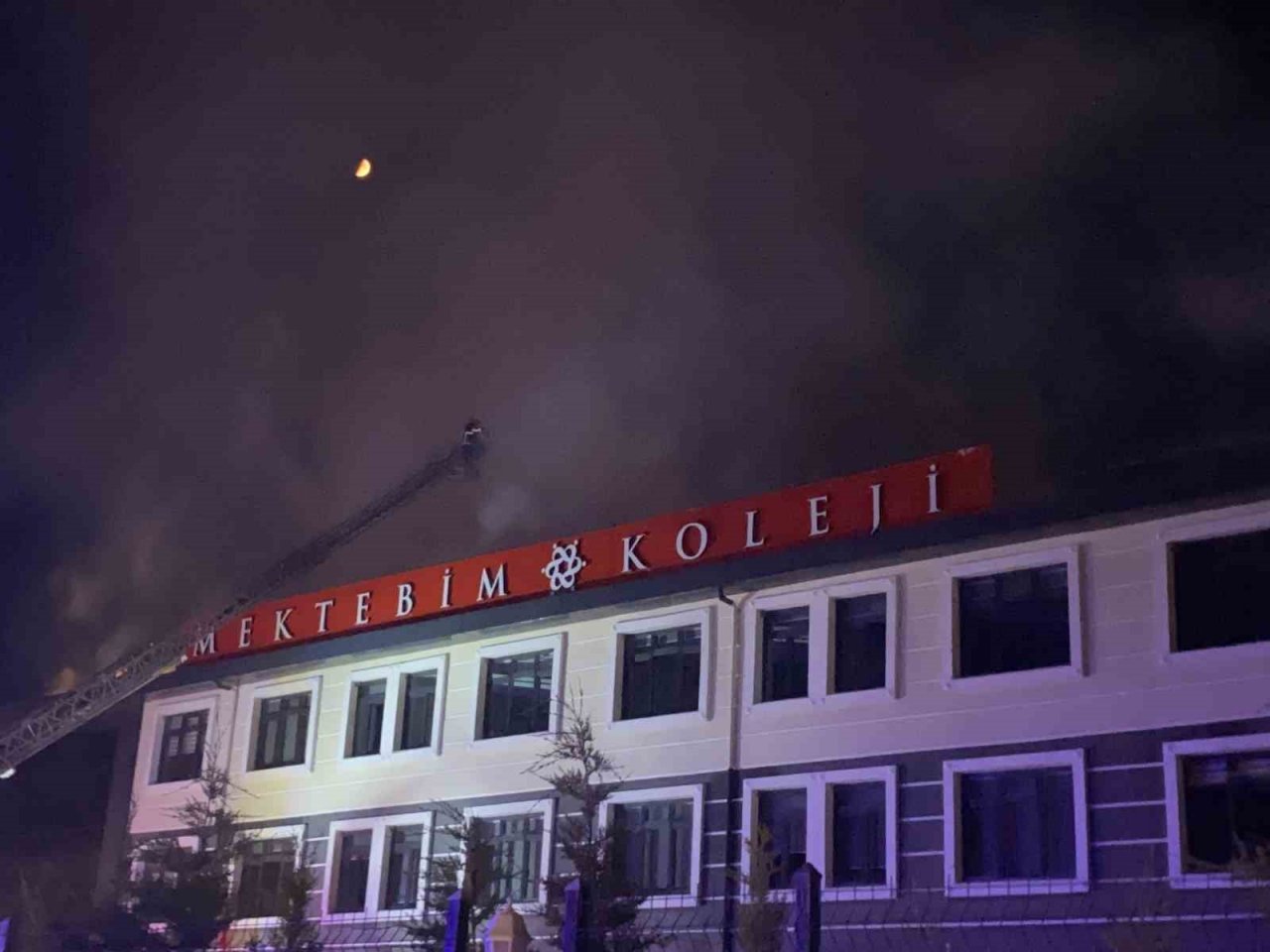 Tadilat sırasında yangın çıkan okuldan yükselen alevler geceyi aydınlattı