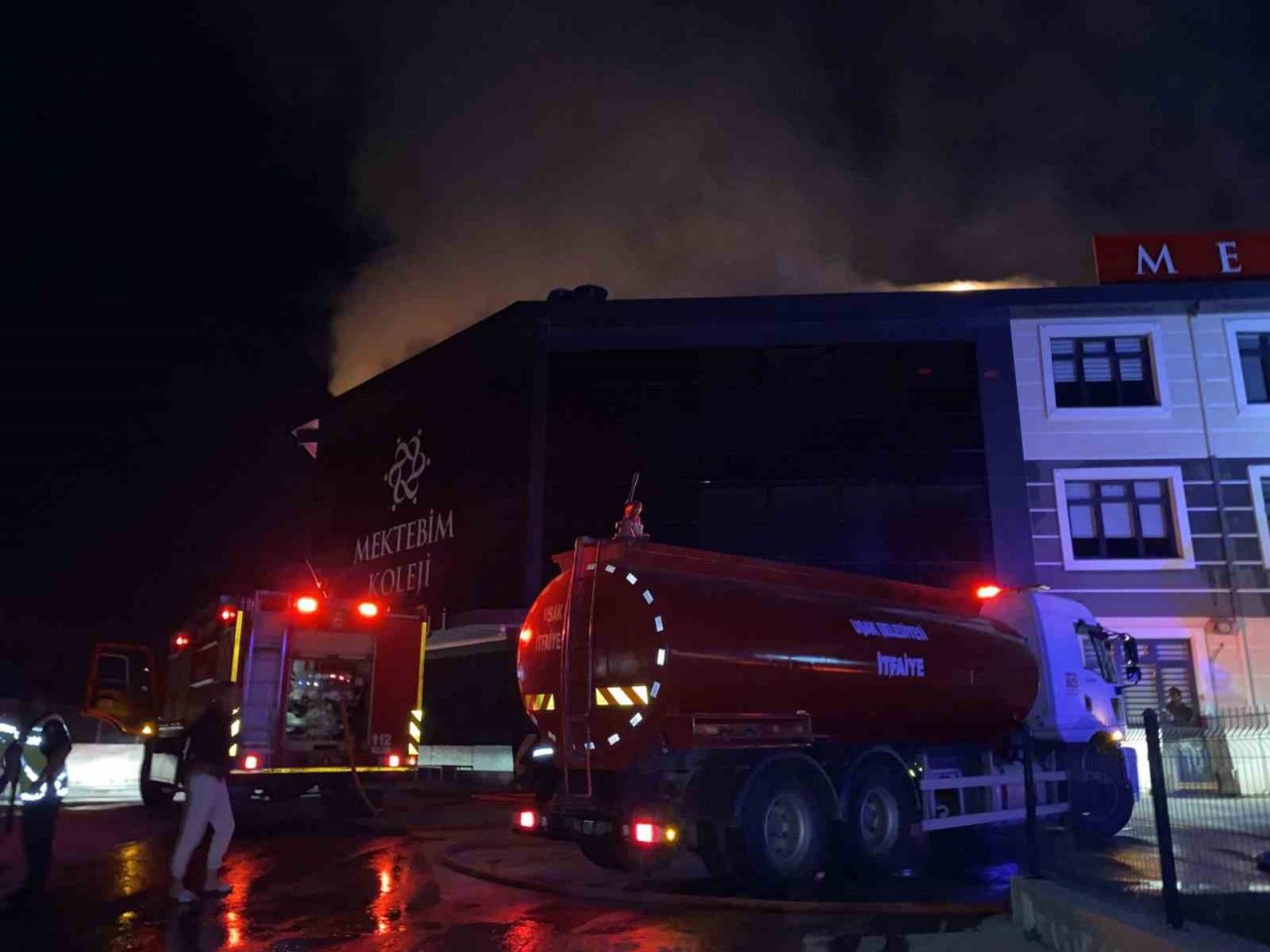 Tadilat sırasında yangın çıkan okuldan yükselen alevler geceyi aydınlattı
