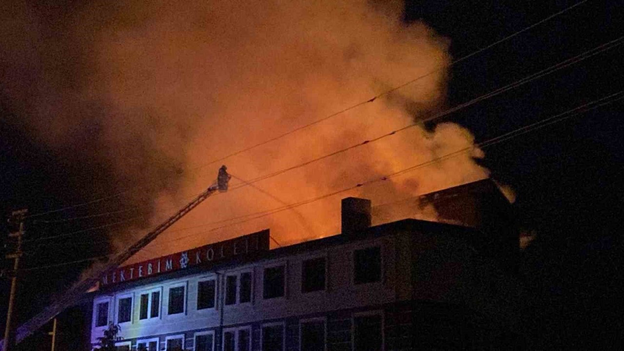 Tadilat sırasında yangın çıkan okuldan yükselen alevler geceyi aydınlattı