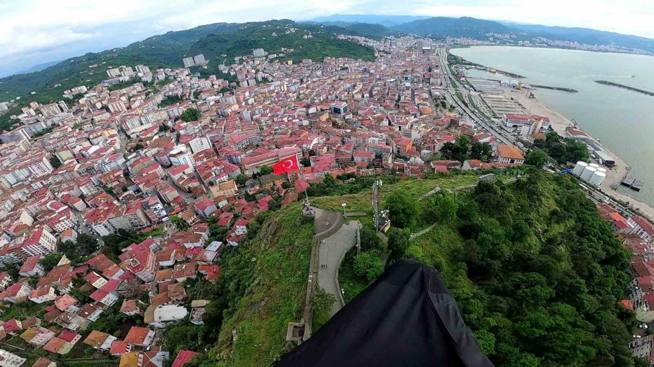 Giresun Kalesi’nden yamaç paraşütü ile atlayış yaptılar