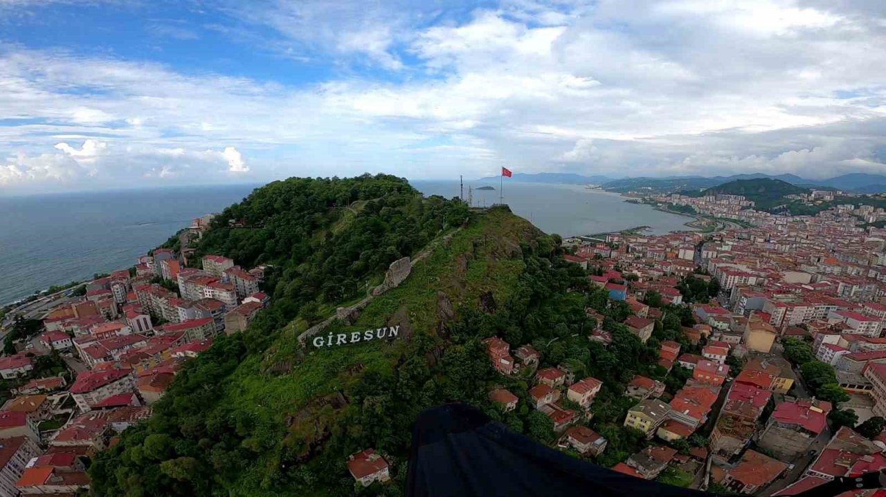 Giresun Kalesi’nden yamaç paraşütü ile atlayış yaptılar