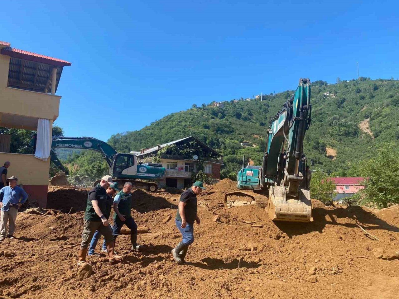 Giresun’da selin yaraları sarılıyor, kayıp şahsı arama çalışmaları sürüyor