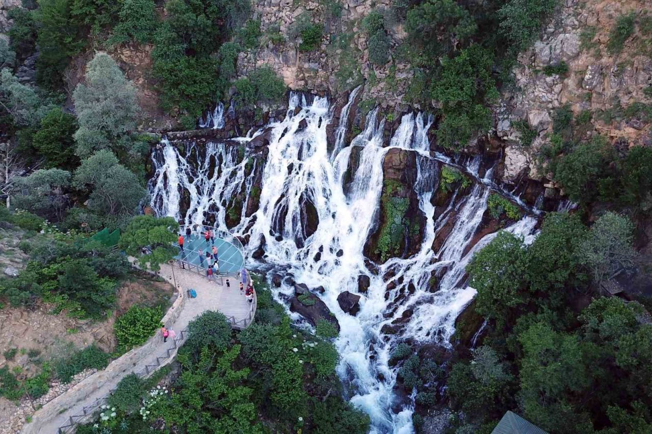 Sıcaktan kaçan soluğu Tomara Şelalesinde alıyor