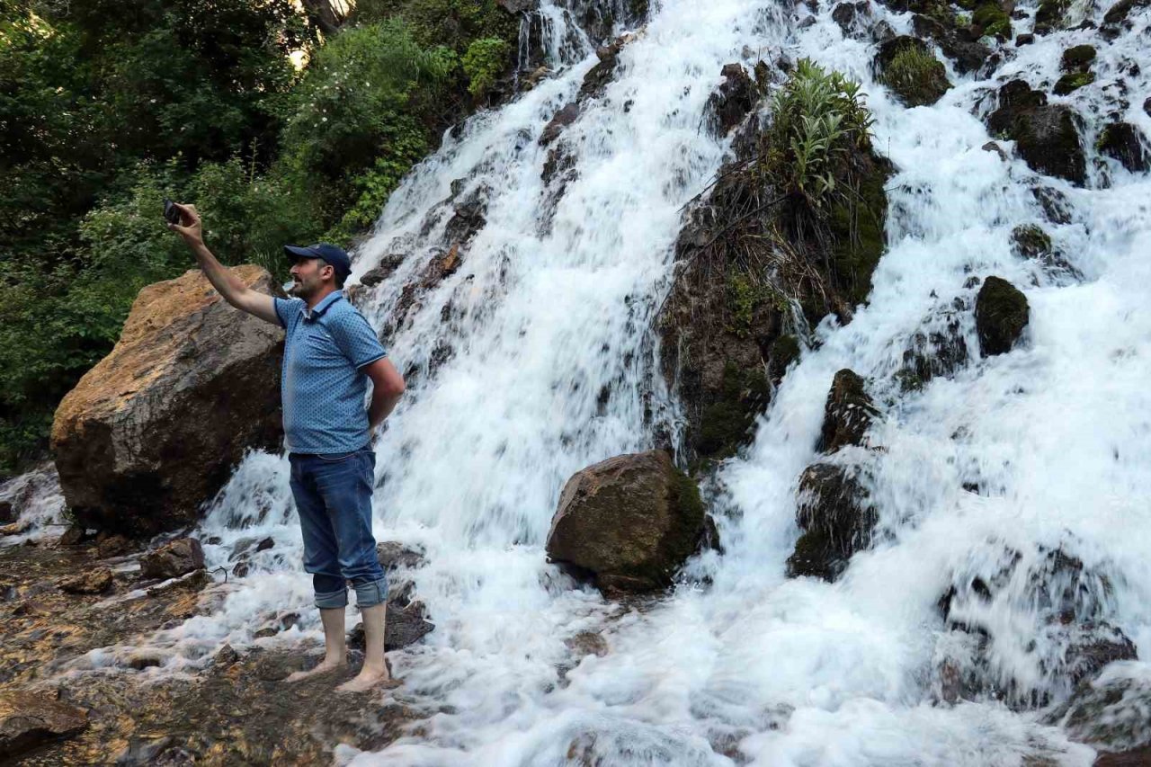 Sıcaktan kaçan soluğu Tomara Şelalesinde alıyor