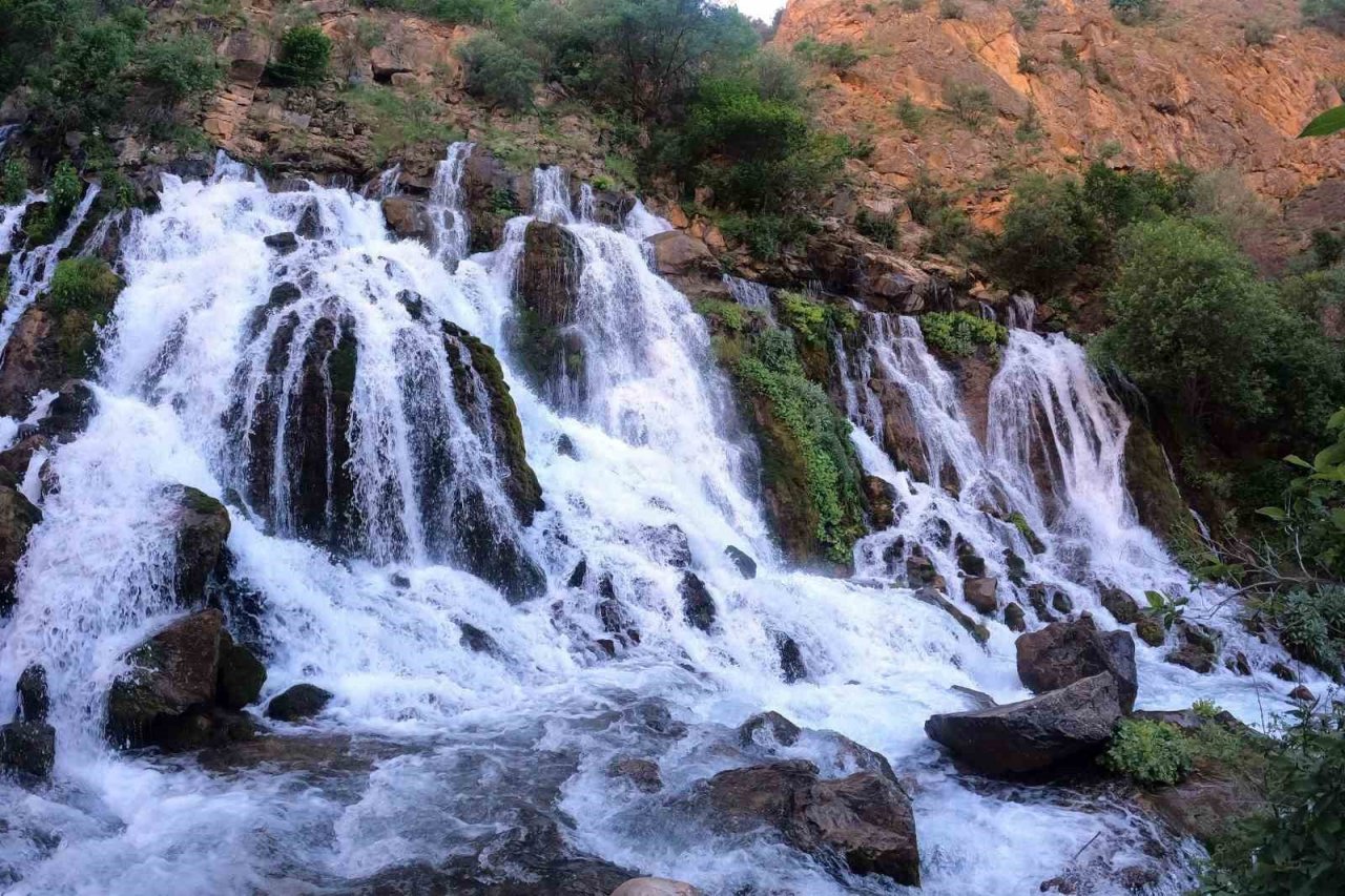 Sıcaktan kaçan soluğu Tomara Şelalesinde alıyor