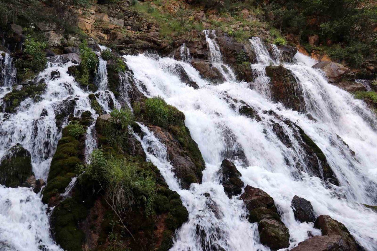 Sıcaktan kaçan soluğu Tomara Şelalesinde alıyor