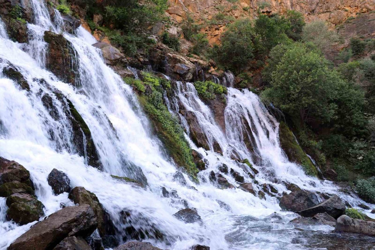Sıcaktan kaçan soluğu Tomara Şelalesinde alıyor