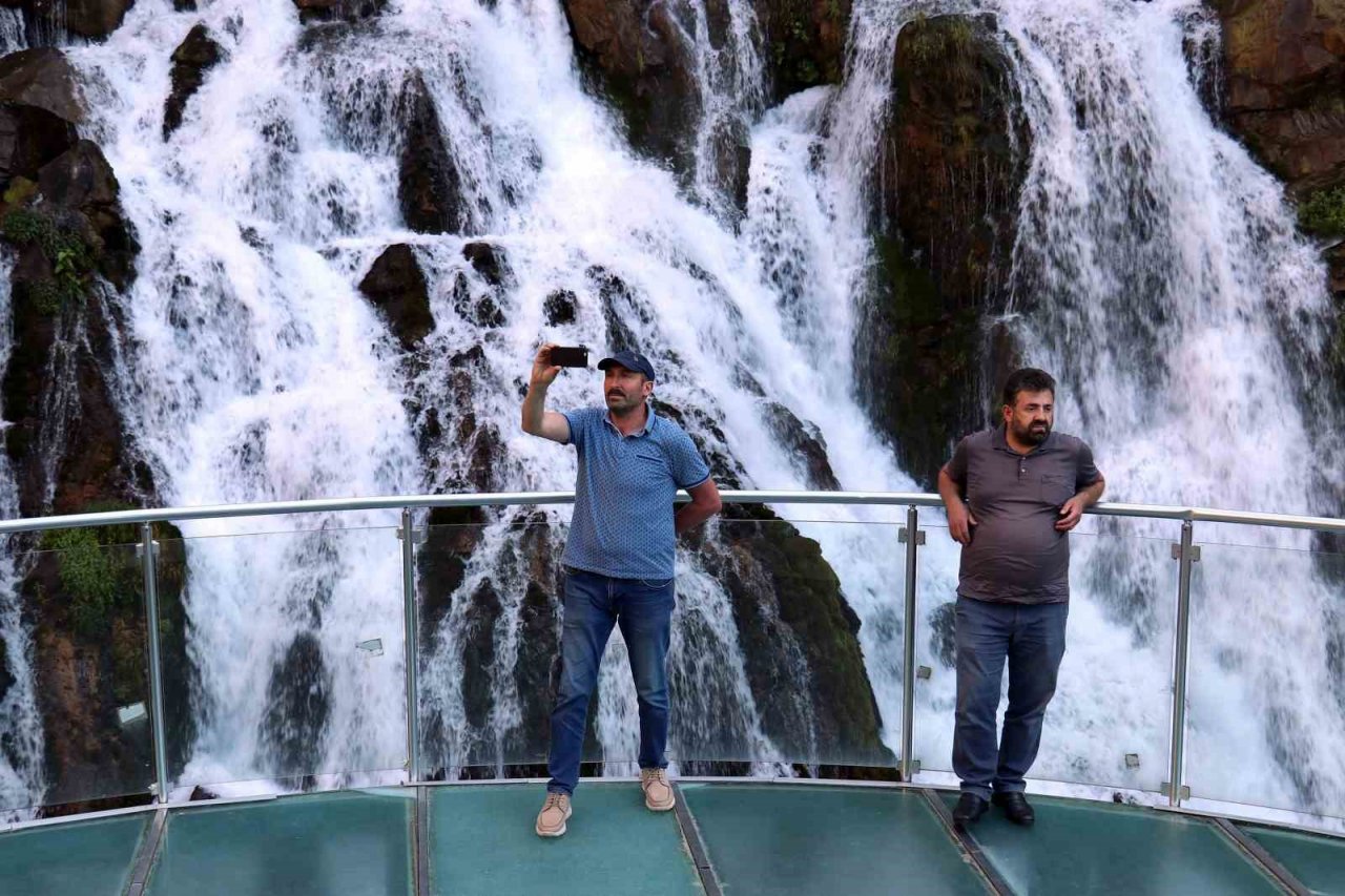 Sıcaktan kaçan soluğu Tomara Şelalesinde alıyor