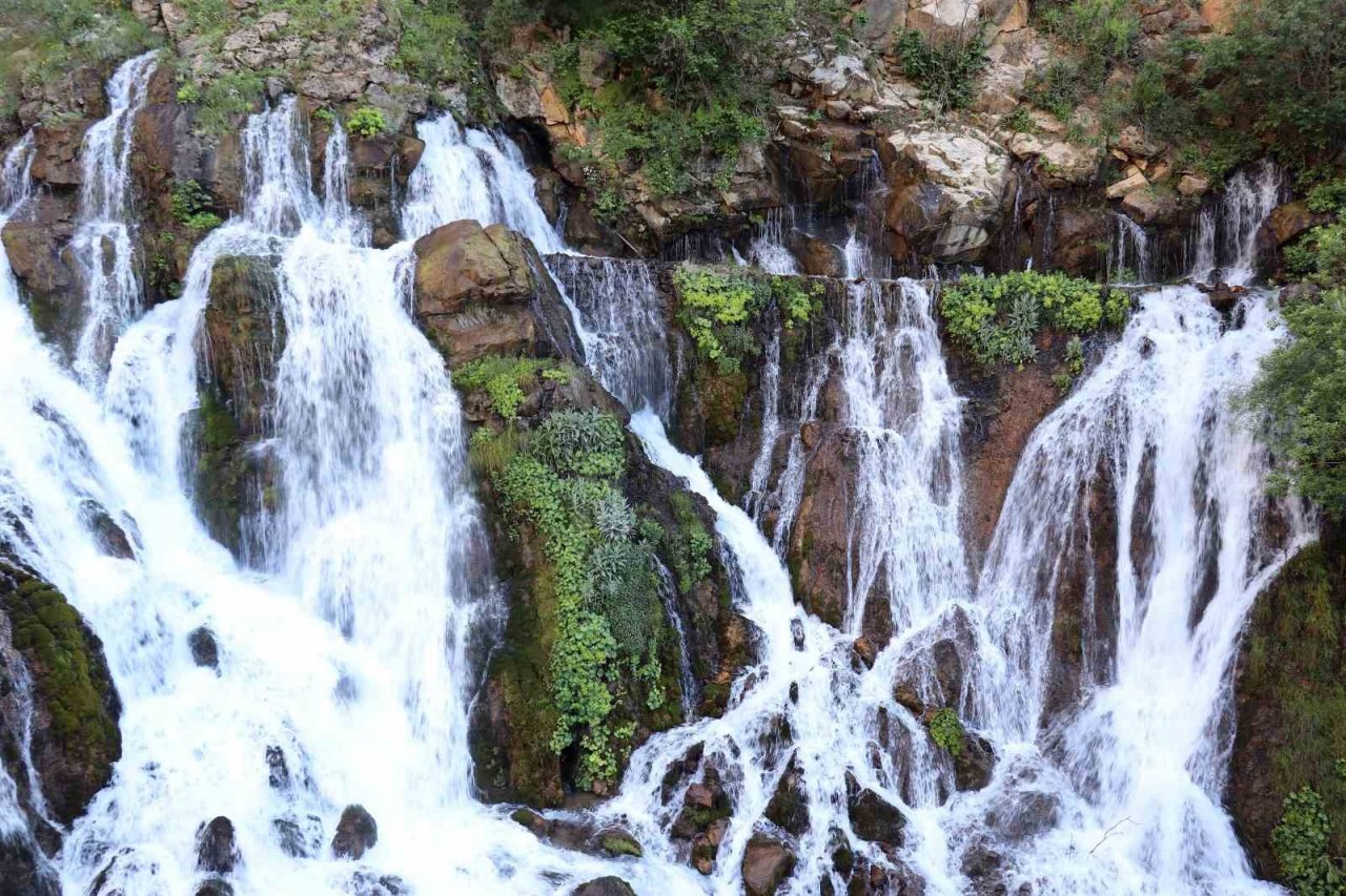 Sıcaktan kaçan soluğu Tomara Şelalesinde alıyor