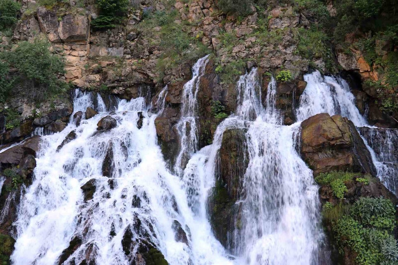 Sıcaktan kaçan soluğu Tomara Şelalesinde alıyor