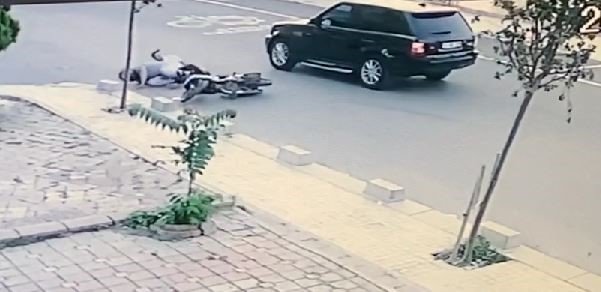 İki kardeşin yaralandığı kaza kameraya yansıdı