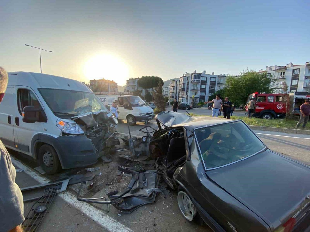 İzmir’de ticari araç ile çarpışan otomobilin sürücüsü hayatını kaybetti