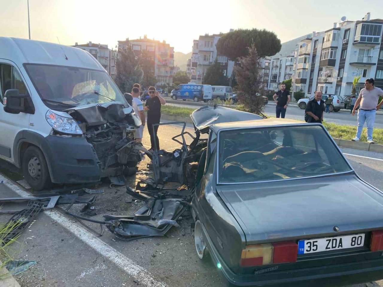 İzmir’de ticari araç ile çarpışan otomobilin sürücüsü hayatını kaybetti