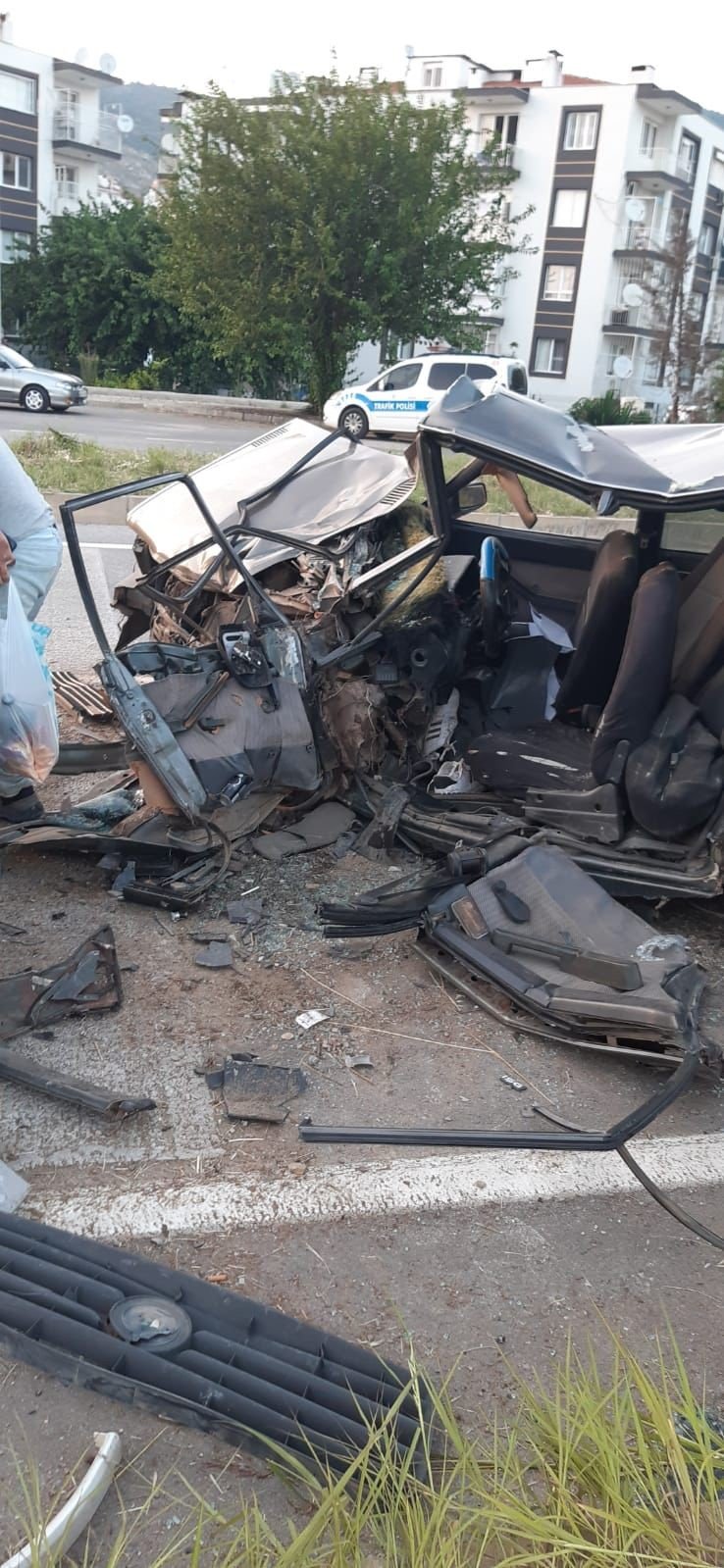 İzmir’de ticari araç ile çarpışan otomobilin sürücüsü hayatını kaybetti