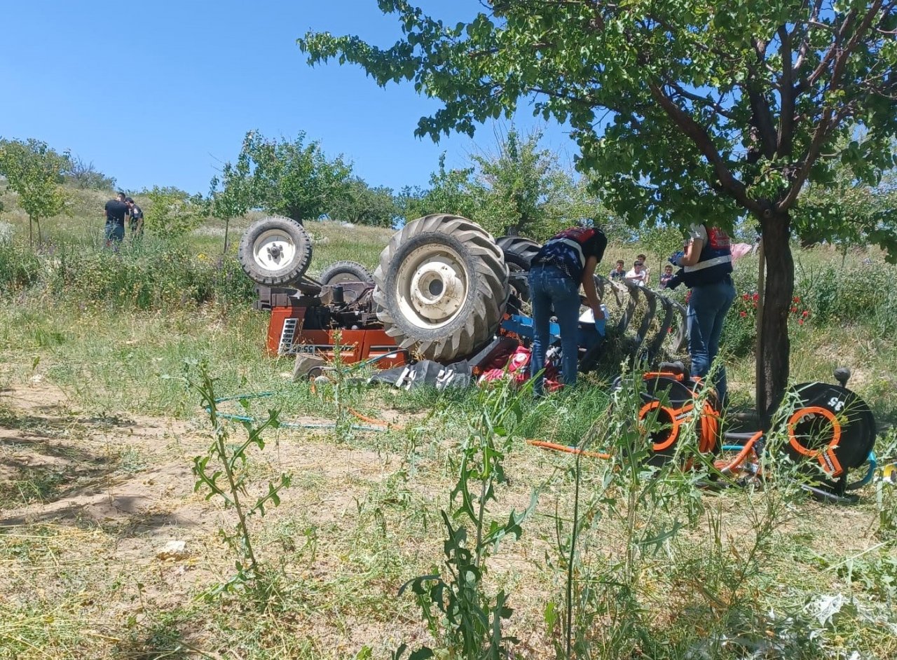 Devrilen traktörün altında kalan sürücü hayatını kaybetti