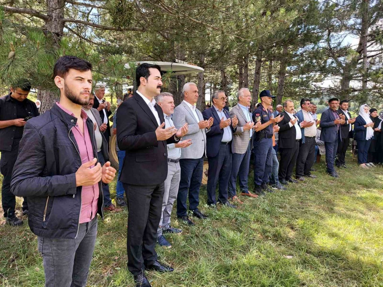 Yıldırım düşmesi sonucu hayatlarını kaybeden iki kişinin cenazesi toprağa verildi