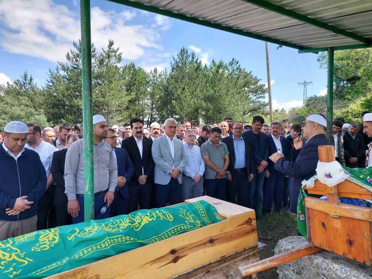 Yıldırım düşmesi sonucu hayatlarını kaybeden iki kişinin cenazesi toprağa verildi