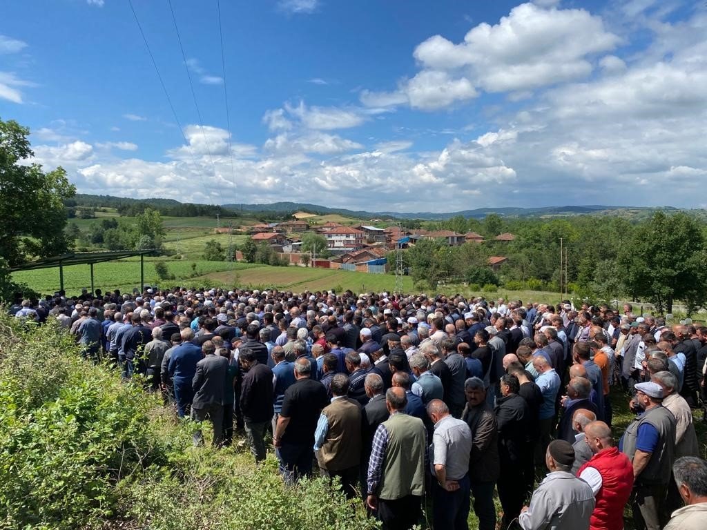 Yıldırım düşmesi sonucu hayatlarını kaybeden iki kişinin cenazesi toprağa verildi