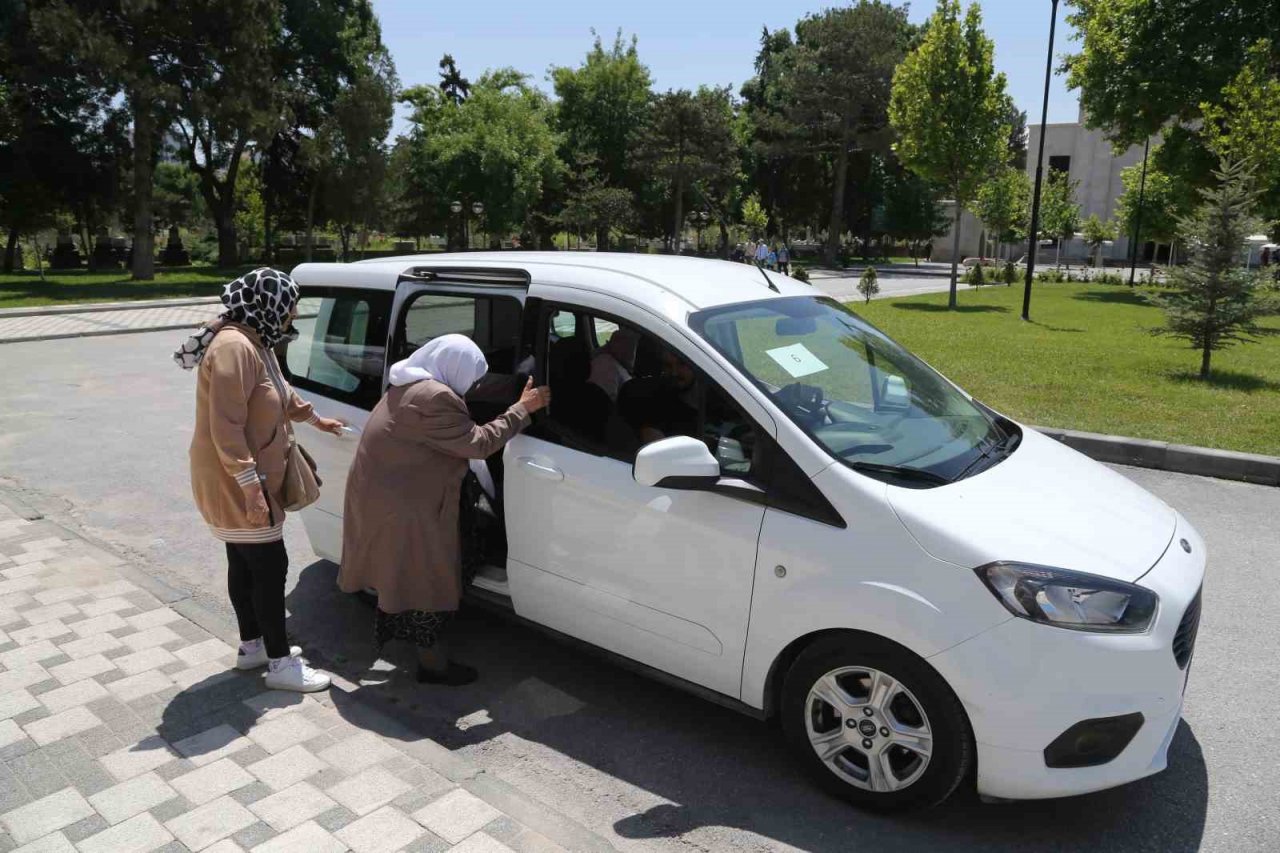 Büyükşehir’in mezarlık içi ücretsiz ulaşım hizmeti tam not aldı