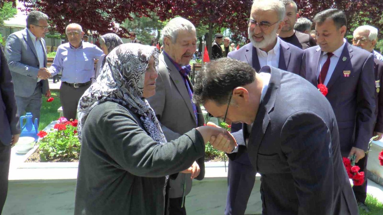 Bayram arefesinde şehitler için dua edildi