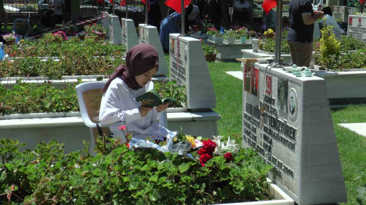 Bayram arefesinde şehitler için dua edildi