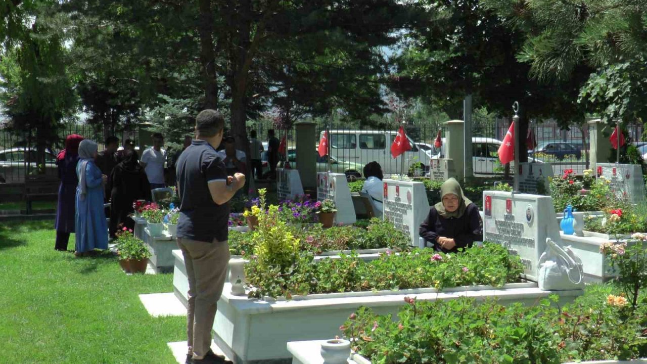 Bayram arefesinde şehitler için dua edildi