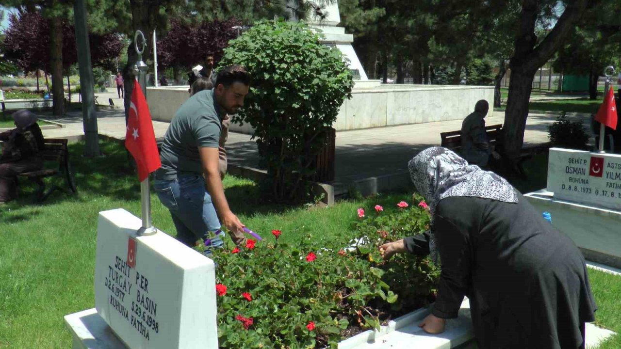 Bayram arefesinde şehitler için dua edildi