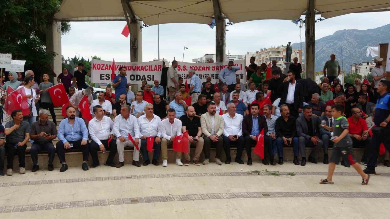 Kozanlılar il olmak için mehteran eşliğinde yürüdü