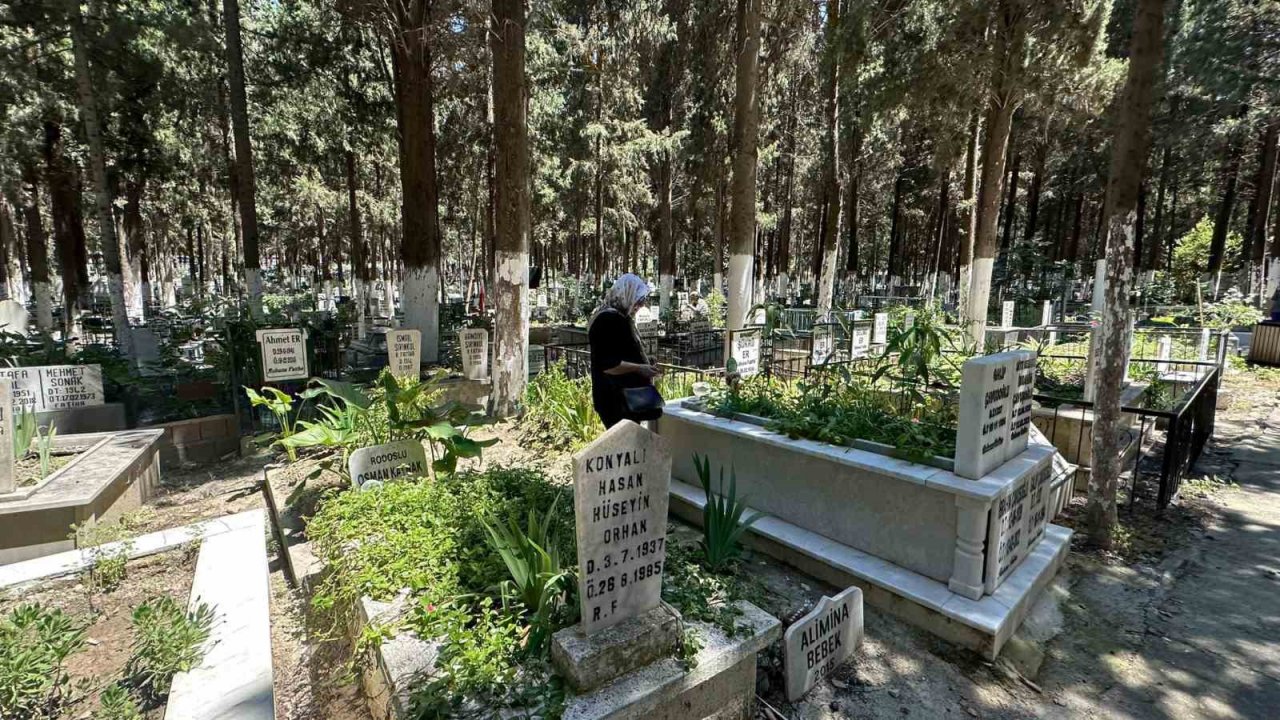 Kuşadası’nda Kurban Bayramı Arifesinde mezarlıklar vatandaşlarla dolup taştı