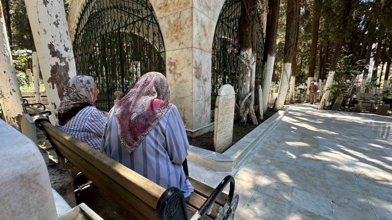 Kuşadası’nda Kurban Bayramı Arifesinde mezarlıklar vatandaşlarla dolup taştı