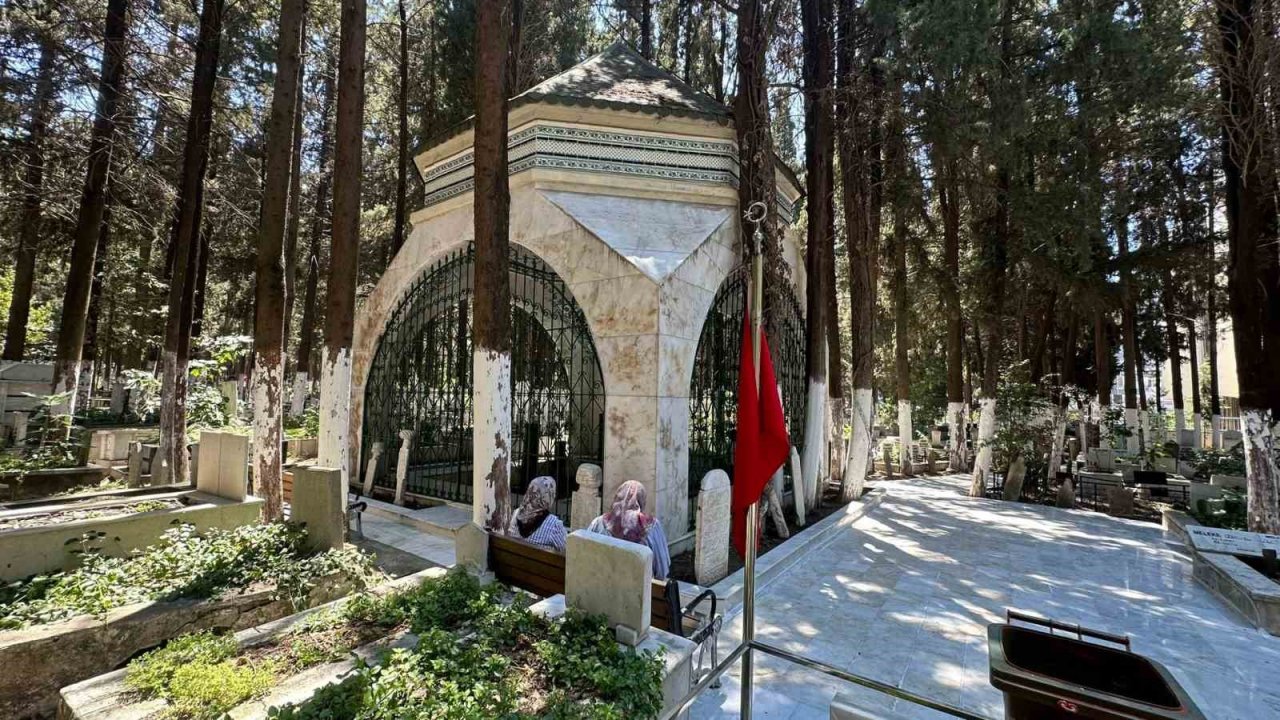 Kuşadası’nda Kurban Bayramı Arifesinde mezarlıklar vatandaşlarla dolup taştı