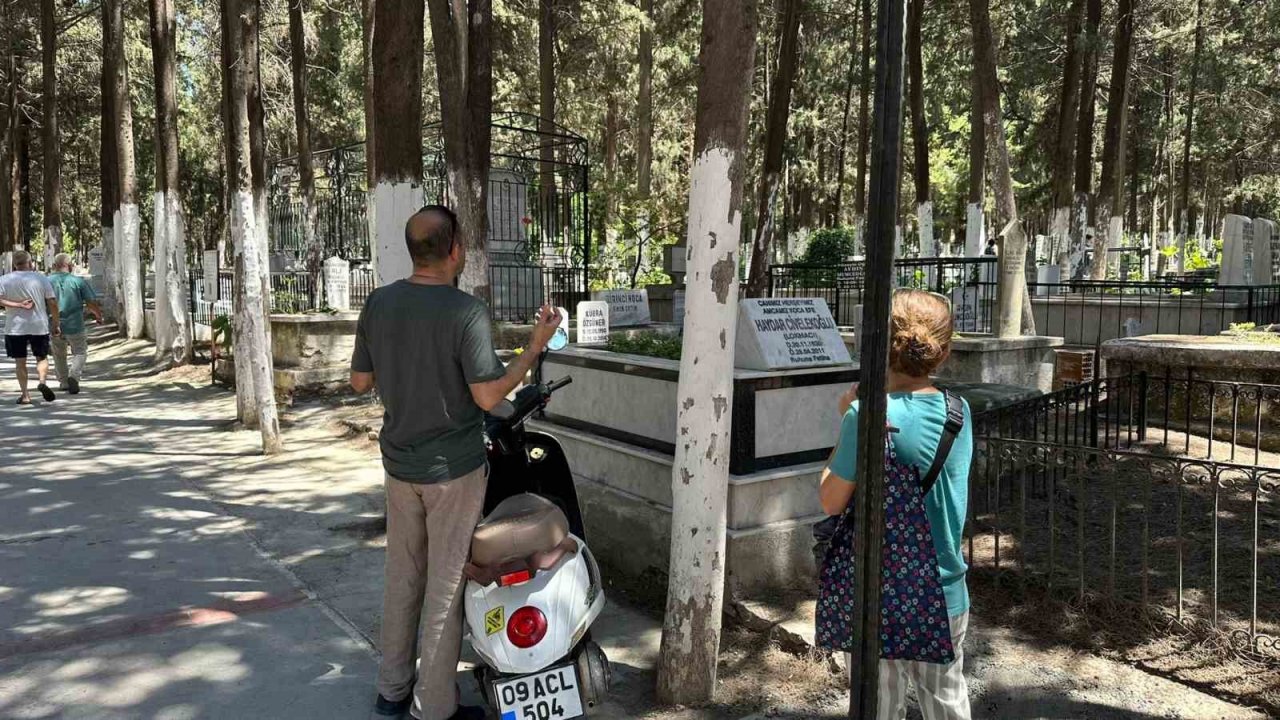 Kuşadası’nda Kurban Bayramı Arifesinde mezarlıklar vatandaşlarla dolup taştı
