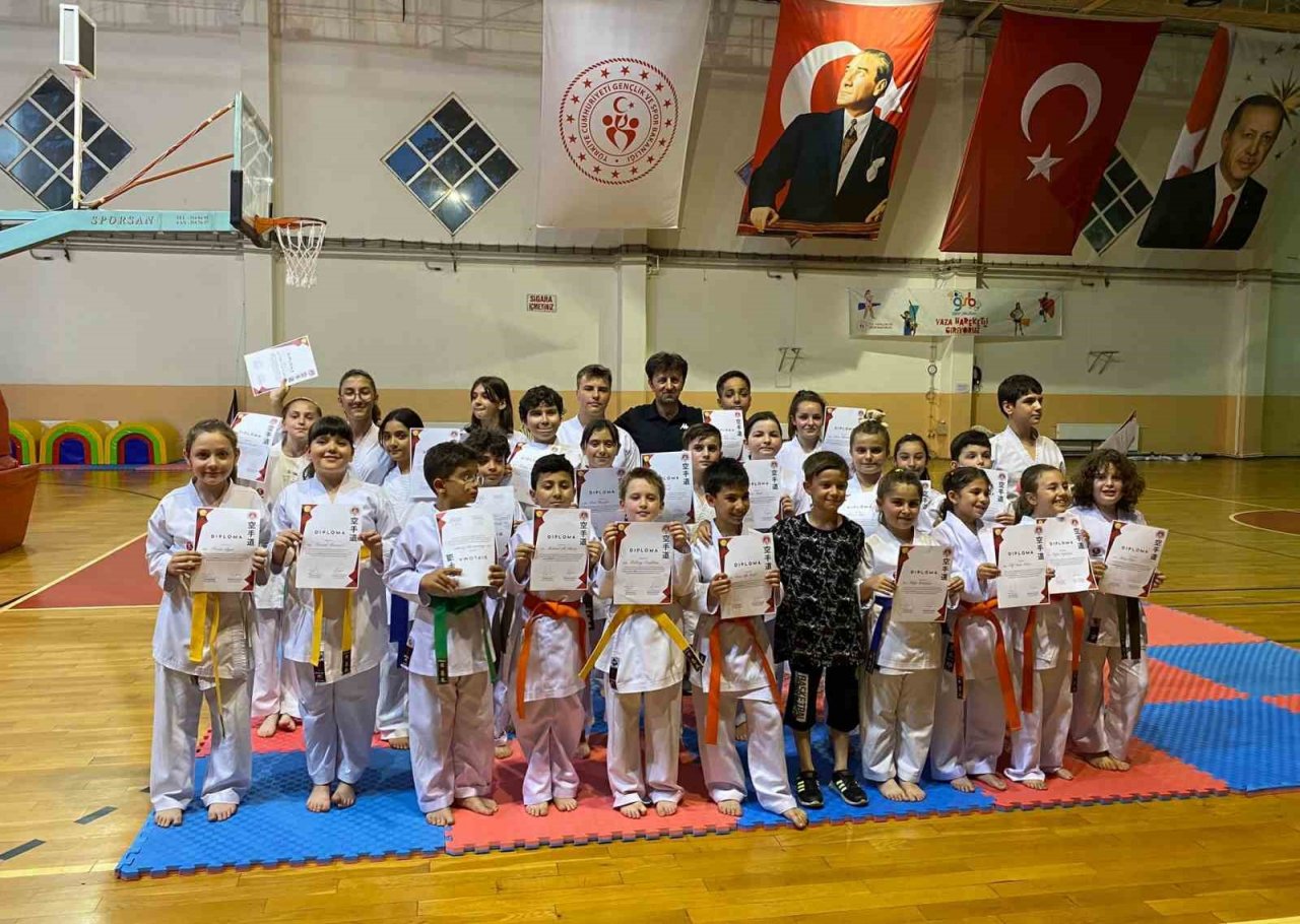 Karateciler kuşak sınavında ter döktü