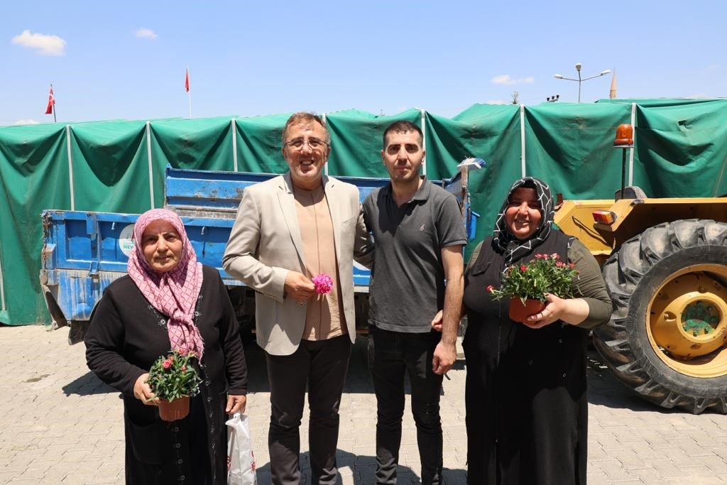 Mezar ziyaretine gelenlere karanfilli karşılama