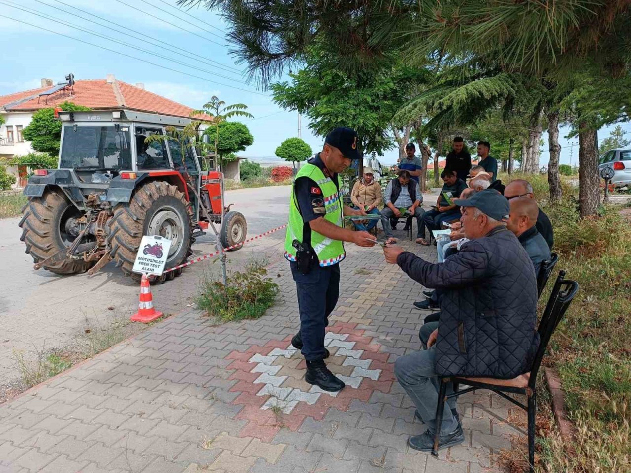 Trafik jandarmasından çiftçilere traktör güvenliği eğitimi
