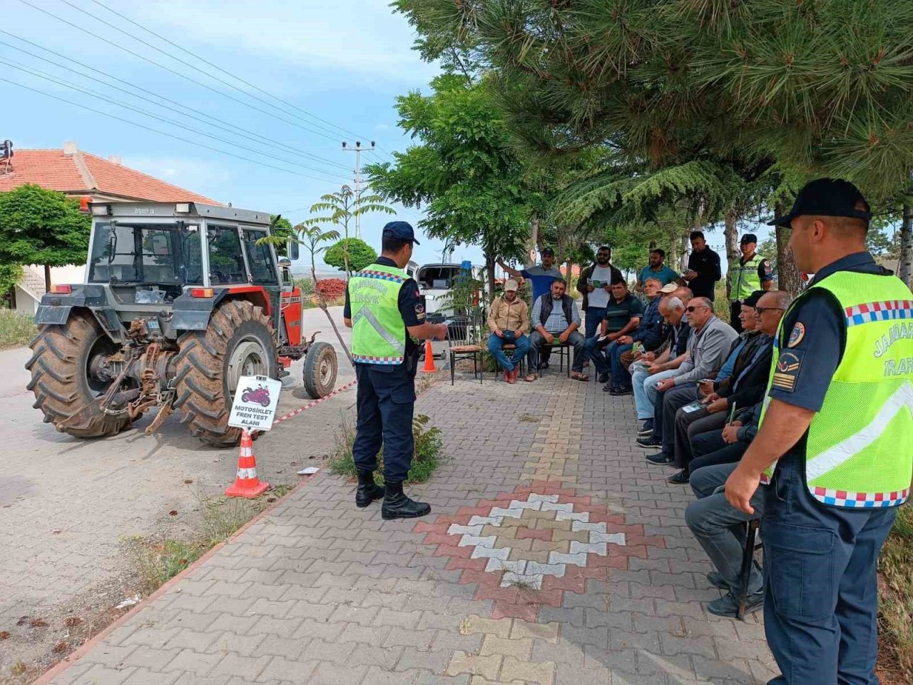 Trafik jandarmasından çiftçilere traktör güvenliği eğitimi
