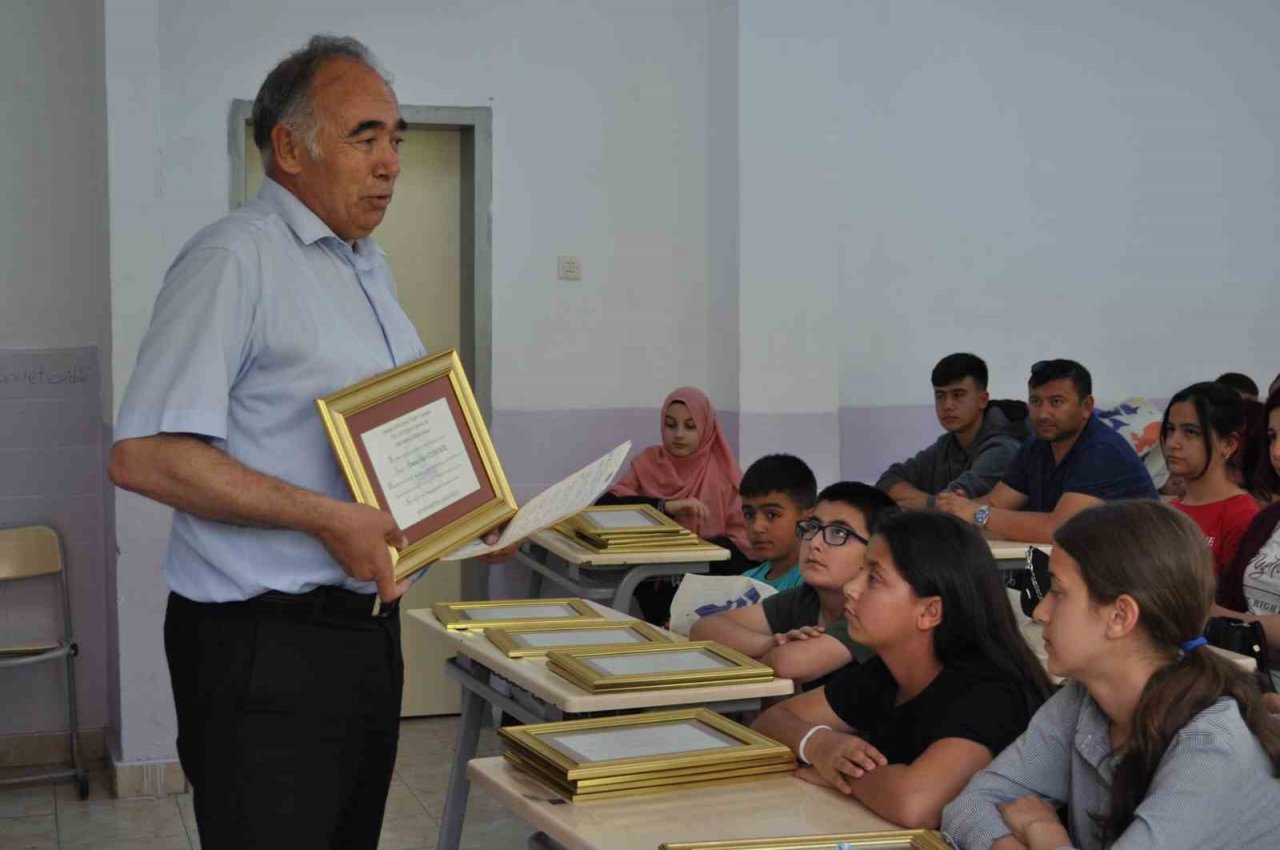 Tüm zorlukları rağmen okul birincisi oldular