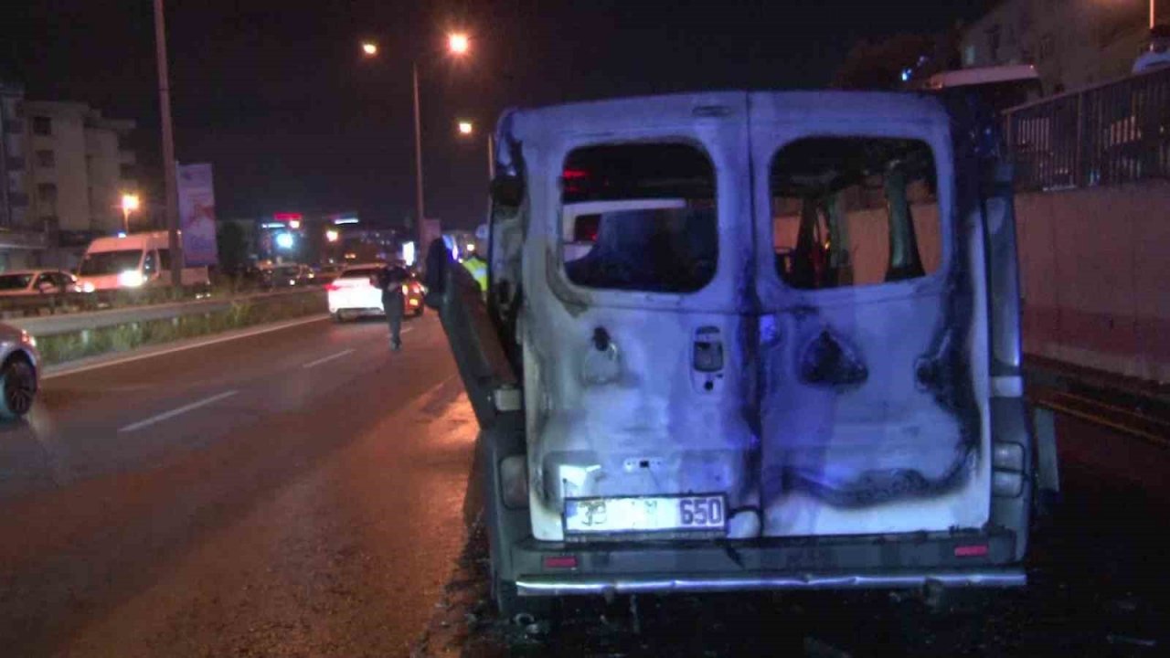 Pendik’te seyir halindeki minibüs alev alev yandı