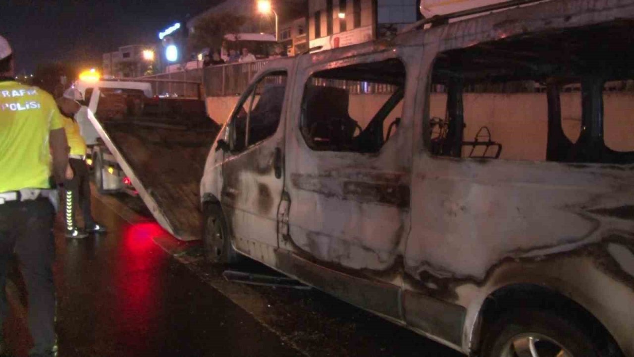 Pendik’te seyir halindeki minibüs alev alev yandı