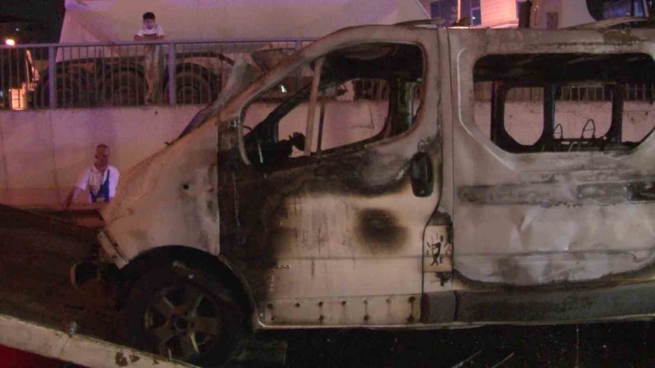 Pendik’te seyir halindeki minibüs alev alev yandı