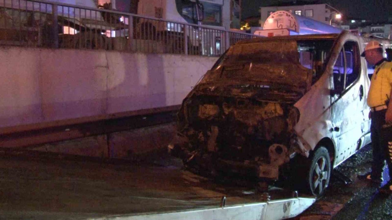 Pendik’te seyir halindeki minibüs alev alev yandı