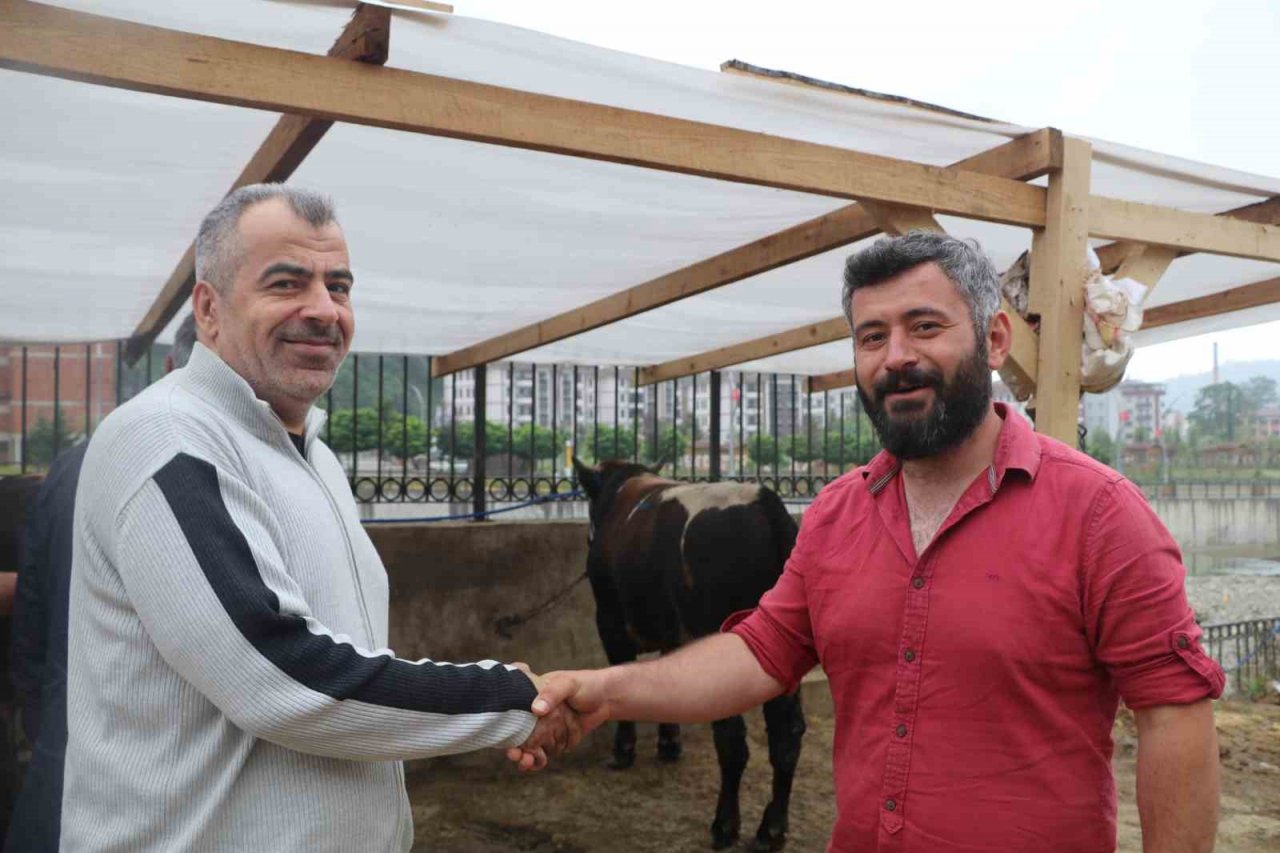 Kurban pazarlarında arefe yoğunluğu